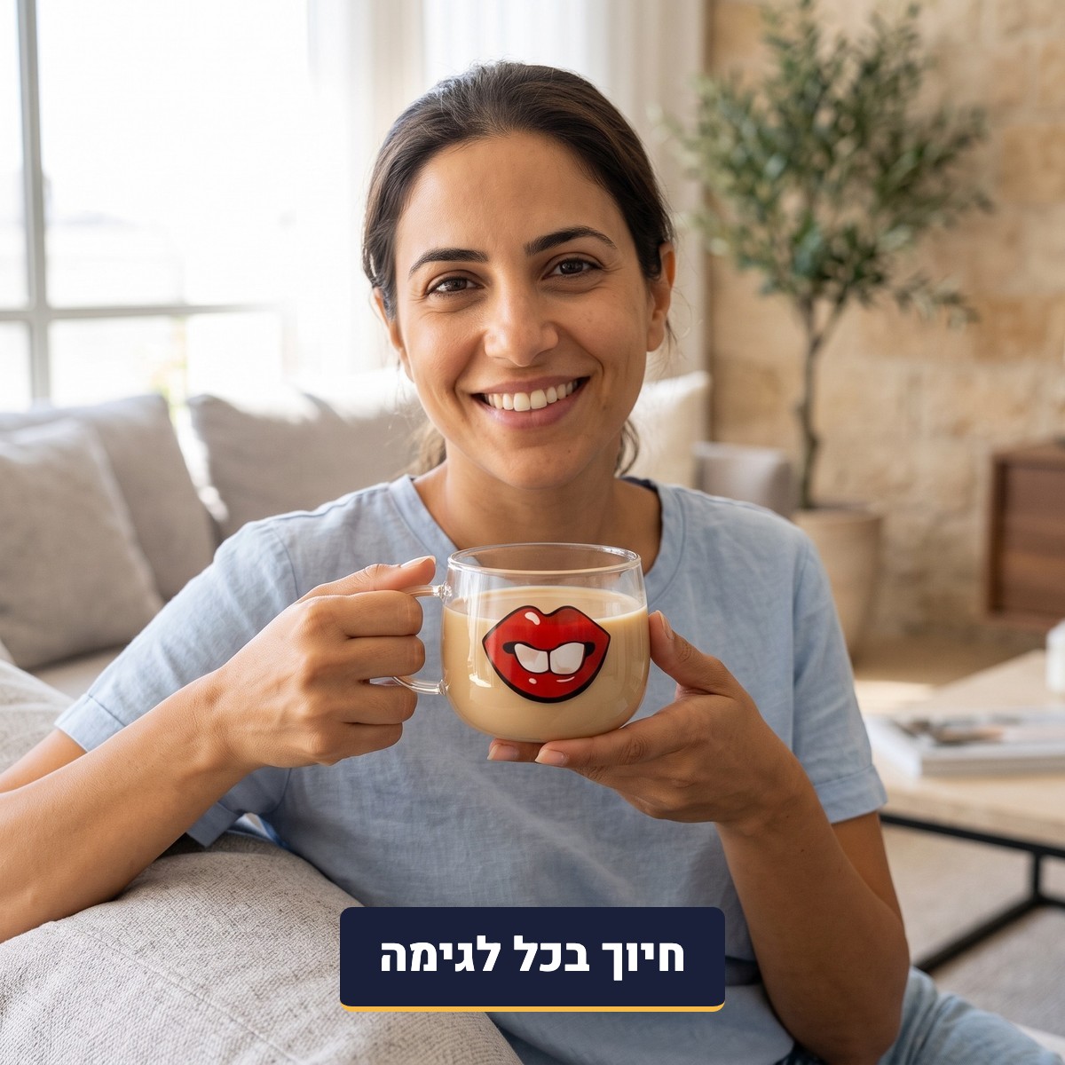 אישה מחזיקה כוס זכוכית שפתיים עם קפה חלבי