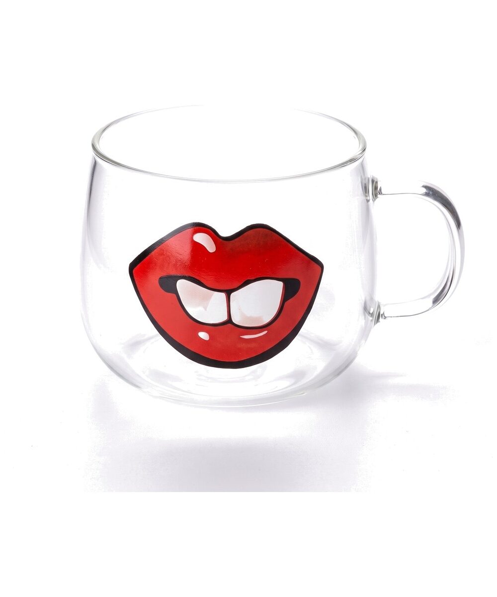 כוס זכוכית שפתיים KISSY עם הדפס שפתיים אדומות על רקע לבן
