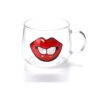 כוס זכוכית שפתיים KISSY עם הדפס שפתיים אדומות על רקע לבן