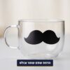 תקריב של הדפס השפם על כוס הזכוכית