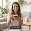 אישה מחזיקה כוס זכוכית שפם עם קפה חלבי